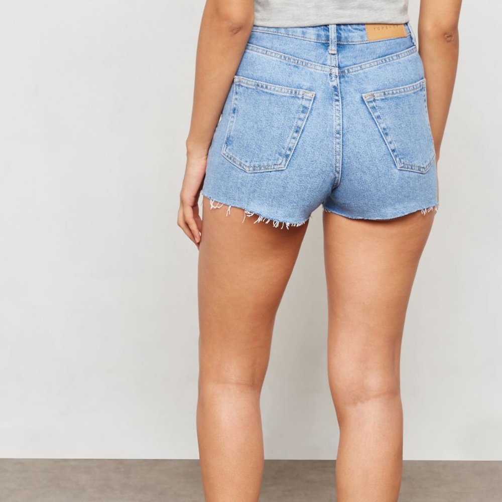 TOPSHOP High waisted mom jeans frayed hem, cutoff